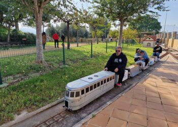 El Parc del Trenet de Almoines, un parque con trenes jardín que pasan por túneles y estaciones