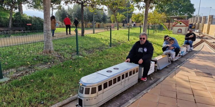 El Parc del Trenet de Almoines, un parque con trenes jardín que pasan por túneles y estaciones