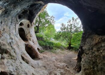 La Cova del Puntal del Gat de Benirredrà, un yacimiento del Paleolítico medio, abandonada