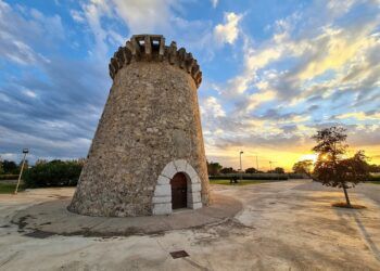 La Torre de Piles, una torre vigía costera que es seña de identidad del municipio
