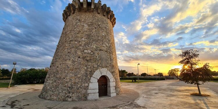 La Torre de Piles, una torre vigía costera que es seña de identidad del municipio