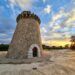 La Torre de Piles, una torre vigía costera que es seña de identidad del municipio