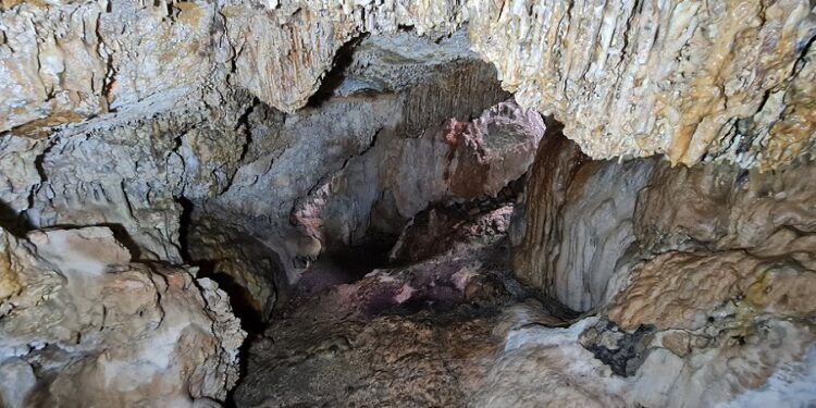 La Cova de les Cent Ungles y la Cova dels Canalons, dos cavidades visitables en Xeresa
