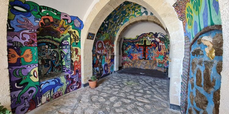 La ermita de Sant Cristòfol de Alcoy, una ermita con espectaculares vistas llena de arte urbano