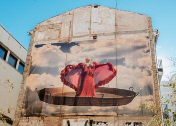 La historia del mural de Rosita Amores, la imagen de Valencia de la vedette sobre una paella