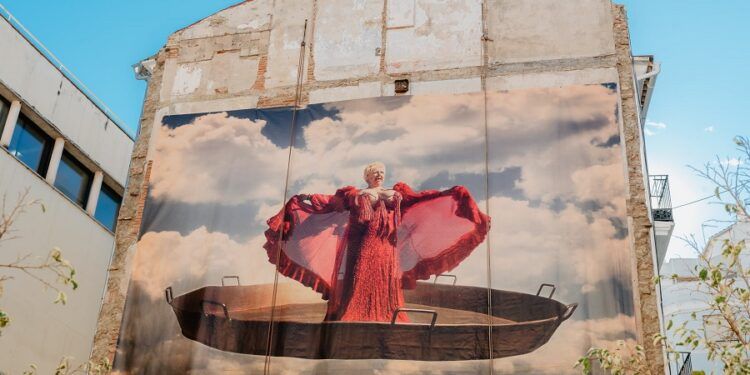 La historia del mural de Rosita Amores, la imagen de Valencia de la vedette sobre una paella
