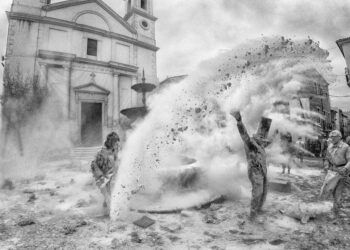 Els Enfarinats de Ibi, una tradicional batalla de harina, huevos y pólvora cada 28 de diciembre