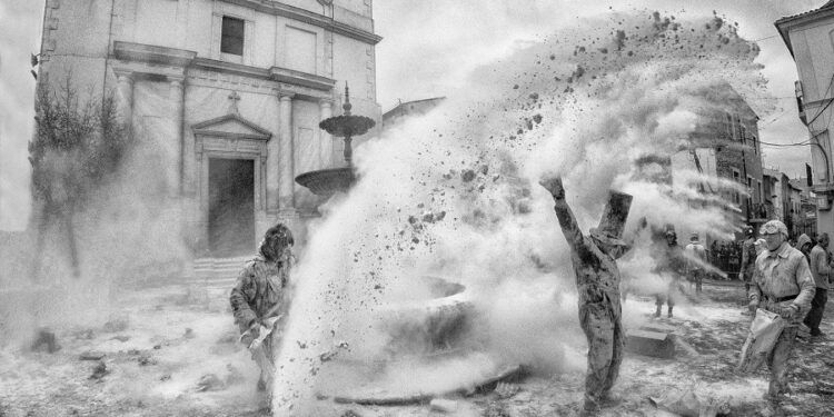 Els Enfarinats de Ibi, una tradicional batalla de harina, huevos y pólvora cada 28 de diciembre