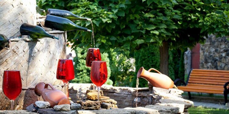 Requena inaugura la primera fuente del vino permanente (365 días) de la Comunitat Valenciana