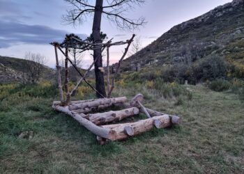 El Troncomóvil, el coche de Los Picapiedra, está en plena naturaleza en la provincia de Valencia