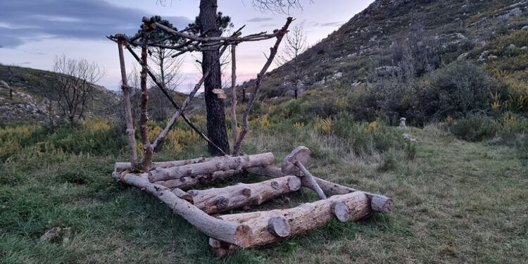 El Troncomóvil, el coche de Los Picapiedra, está en plena naturaleza en la provincia de Valencia