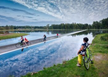 El Ayuntamiento de Valencia construye un carril bici que atraviesa el lago del Estany del Pujol