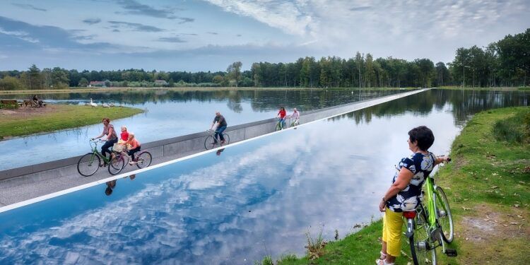El Ayuntamiento de Valencia construye un carril bici que atraviesa el lago del Estany del Pujol
