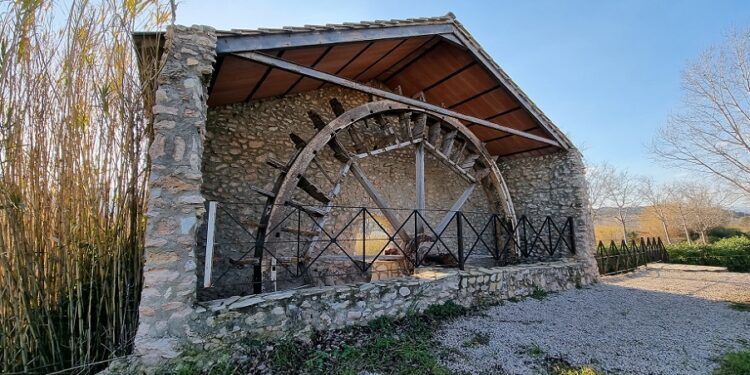 La Roda de Turís, una antigua noria del s. XVIII junto al paso del río Buñol por la población