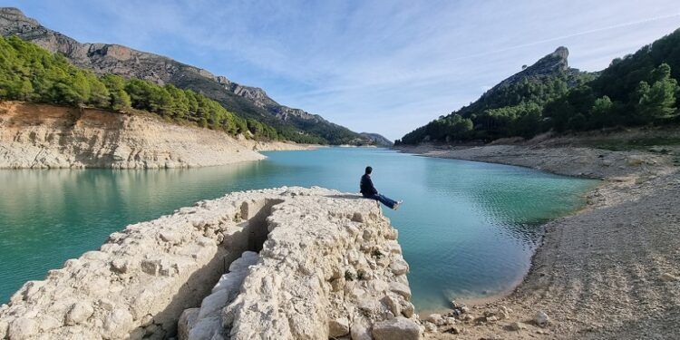 La ruta circular del embalse de Guadalest, un sencillo recorrido para hacer en familia