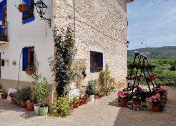 Aras de los Olmos se llena de flores gracias a su concurso de jardines efímeros y fachadas en flor