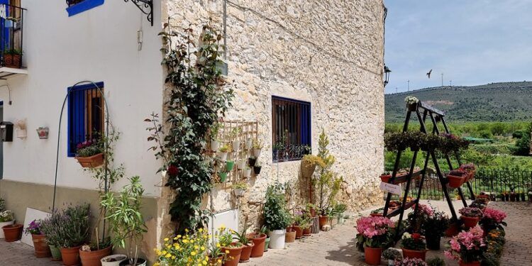 Aras de los Olmos se llena de flores gracias a su concurso de jardines efímeros y fachadas en flor