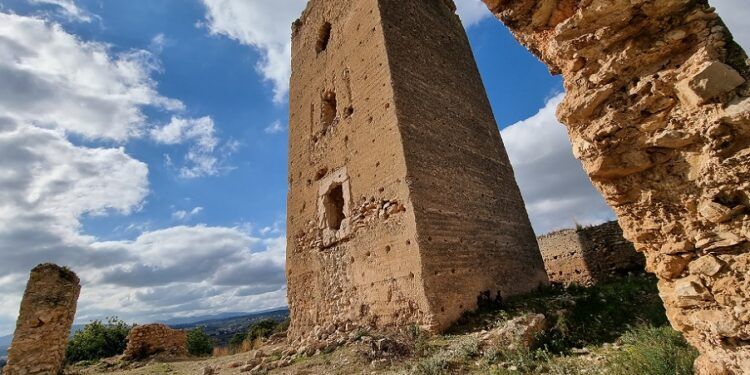 El Castillo de Aledua, una antigua fortaleza árabe en ruinas (del s. XII) ubicada en Llombai
