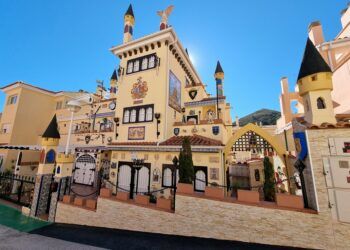 El Castillo de Villa Rosa, una casa de «cuento» en Cullera