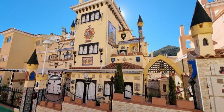 El Castillo de Villa Rosa, una casa de «cuento» en Cullera
