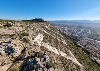 De ruta por el Fuerte Carlista, las letras de la Montaña de Cullera, la Bola y la Creu de Cullera