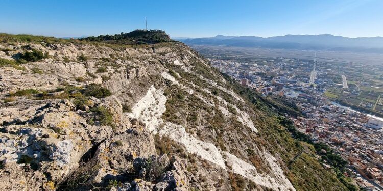 De ruta por el Fuerte Carlista, las letras de la Montaña de Cullera, la Bola y la Creu de Cullera