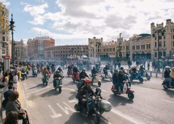 Gran concentración motera con cientos de vespas y lambrettas en la ciudad de Valencia