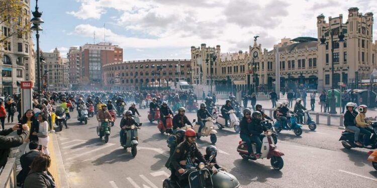 Gran concentración motera con cientos de vespas y lambrettas en la ciudad de Valencia