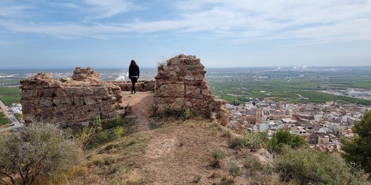 El Castell de La Vilavella, las ruinas de una fortaleza que se alza sobre el cerro de San Sebastián