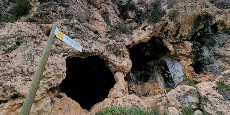 De ruta en Llutxent por la Cova del Rafal, el Puig Agut y la Cova de la Catalana