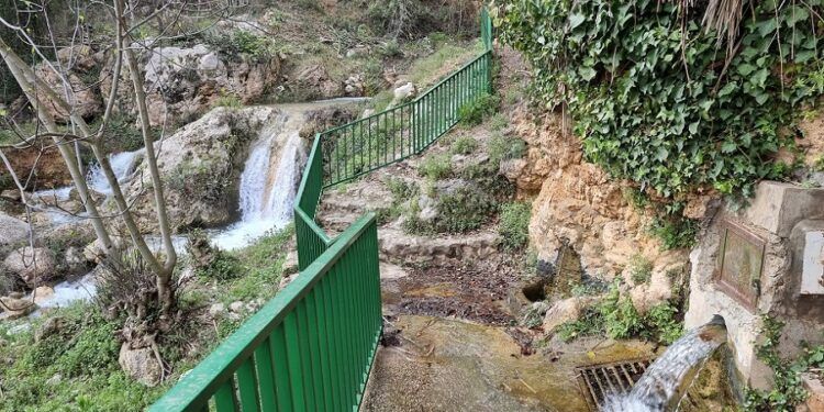 Fuente Iniesta, la preciosa fuente con cascada de Dos Aguas