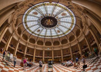 El Palacio de Comunicaciones de Valencia, un bello rincón (de entrada gratuita) digno de visita