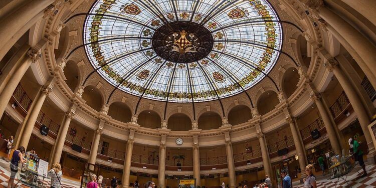 El Palacio de Comunicaciones de Valencia, un bello rincón (de entrada gratuita) digno de visita