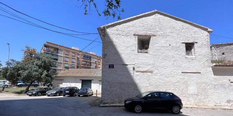 El Ajuntament de Valencia promete rehabilitar las Alquerías de la calle Olba tras años de denuncias