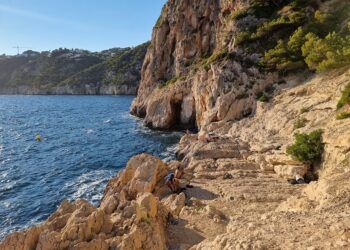 Al Sol del Barranc, la pequeña «cala» de Xàbia cuyo acceso se realiza por unas empinadas escaleras