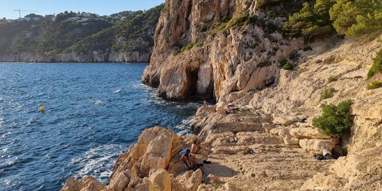 Al Sol del Barranc, la pequeña «cala» de Xàbia cuyo acceso se realiza por unas empinadas escaleras