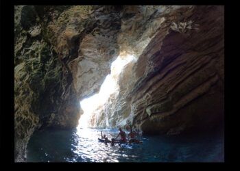 El Clavill de la Branca, una espectacular fisura (alargada y estrecha) en un rincón marino de Xàbia