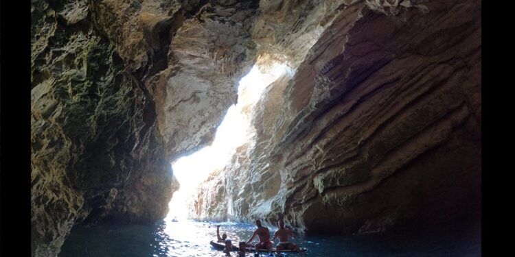 El Clavill de la Branca, una espectacular fisura (alargada y estrecha) en un rincón marino de Xàbia