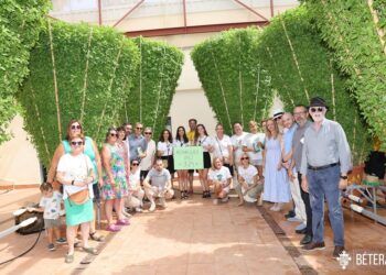 Bétera bate el récord Guinness de altura de les alfàbegues