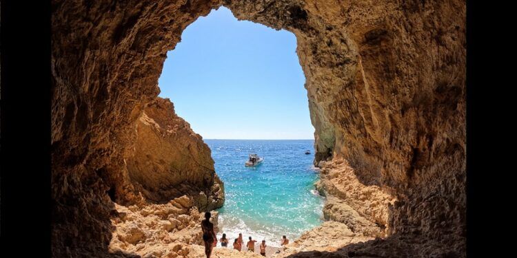 El Racó del Sogall, una pequeña cavidad y caleta de Xàbia únicamente accesible por mar