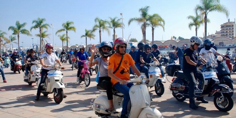 Gandia acoge este finde un gran expo-mercado de belenes y una gran concentración de vespas