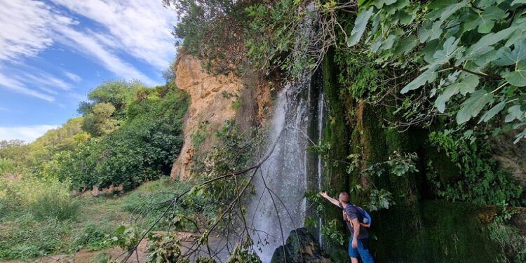 El Salto del Molino de Quesa, sencilla ruta para conocer una cascada y las ruinas de un molino
