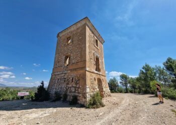 La Torre del Cerro de la Atalaya de Requena, una vieja estación repetidora de telegrafía óptica