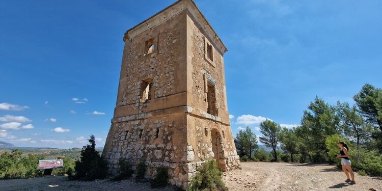 La Torre del Cerro de la Atalaya de Requena, una vieja estación repetidora de telegrafía óptica