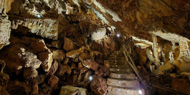 La Cova de Canelobres de l’Atzúbia, una bella cavidad poco conocida en la Comunitat Valenciana
