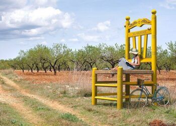 La ruta de las sillas gigantes de Castellón, siete esculturas al aire libre en la Plana de l’Arc