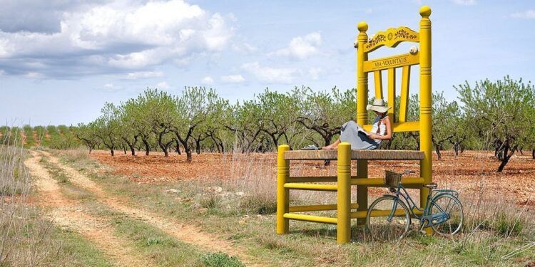 La ruta de las sillas gigantes de Castellón, siete esculturas al aire libre en la Plana de l’Arc