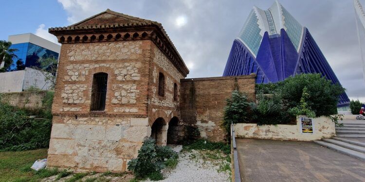 La abandonada Casa de las Compuertas de la Acequia del Oro de Valencia