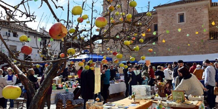 Vallanca celebra la gran Fiesta de la Manzana Esperiega con mercadillo, saraos y ruta de la tapa