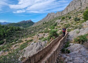 La espectacular ruta circular de la Serra de Segària, el gigante de piedra dormido